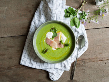 Smoked trout, horseradish and Peas soup
